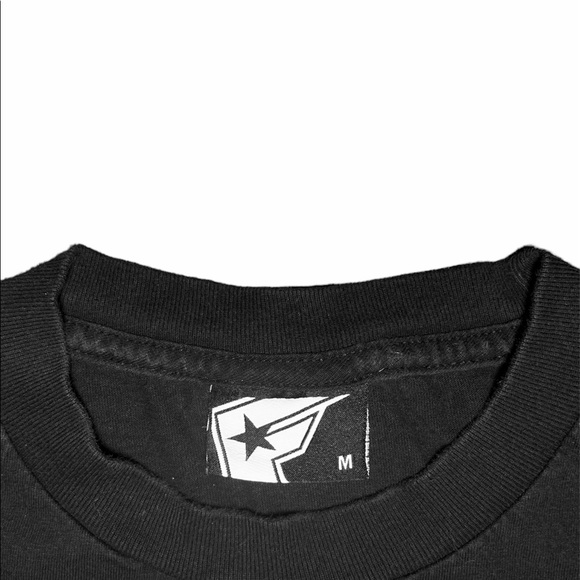 Medium Y2K Famous Stars And Straps “Family” Graphic Tee - Picture 3 of 3